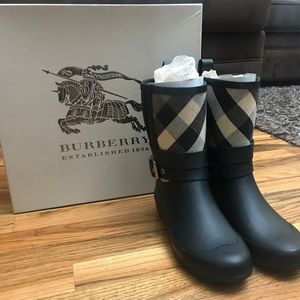 AUTHENTIC BURBERRY RAIN BOOTS.